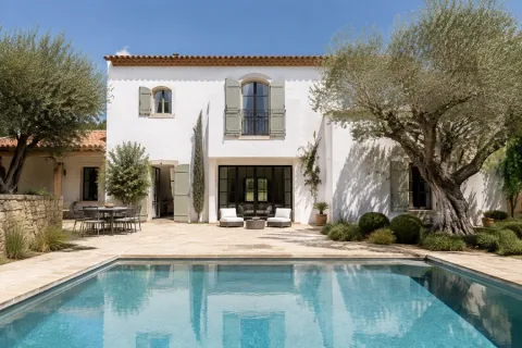 Maison avec piscine ouverte dans un navigateur à la première URL